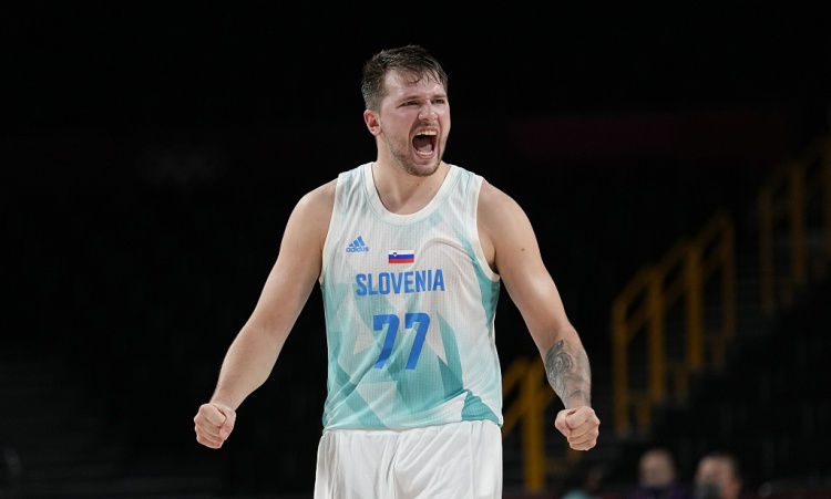 湖记：东契奇两战出场44分钟得45分 换算成NBA比赛大约场均37分