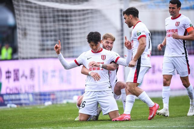 乐鱼电竞-【中超】元敏诚反戈韦世豪破门 蓉城客场2比1亚泰