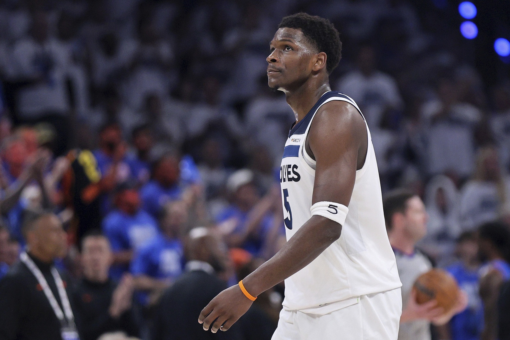 爱德华兹助力休斯敦教育，捐赠150双AE1签名球鞋激励学子追梦