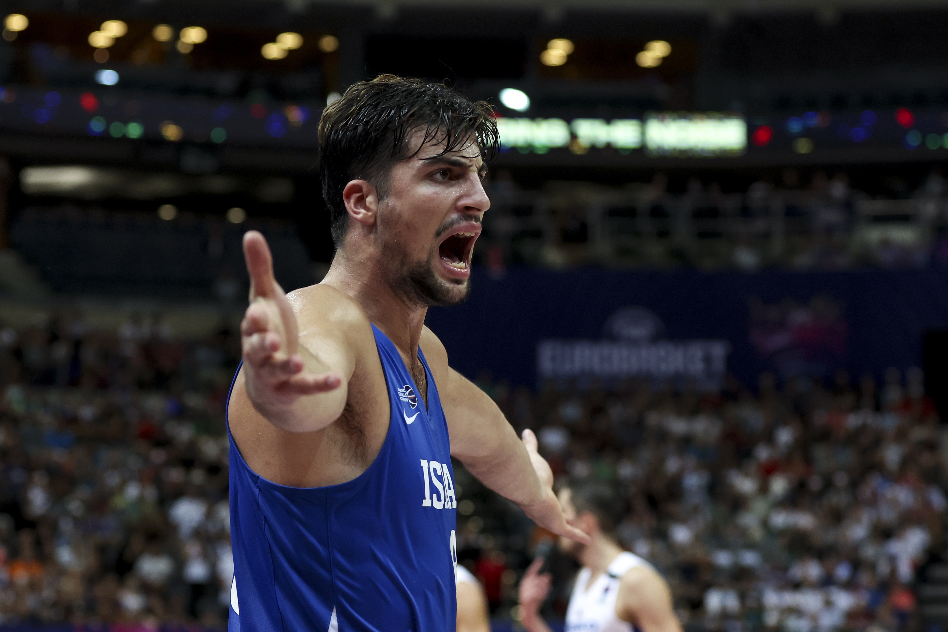 乐鱼体育-外线还没投开！阿夫迪亚半场三分4中0拿下11分4板1助3帽