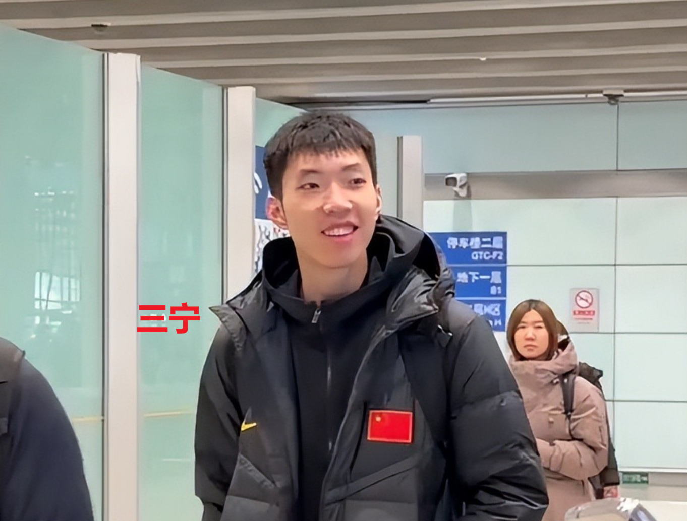 乐鱼app-中国男篮抵达国内！大批球迷接机，赵睿、廖三宁笑得很灿烂