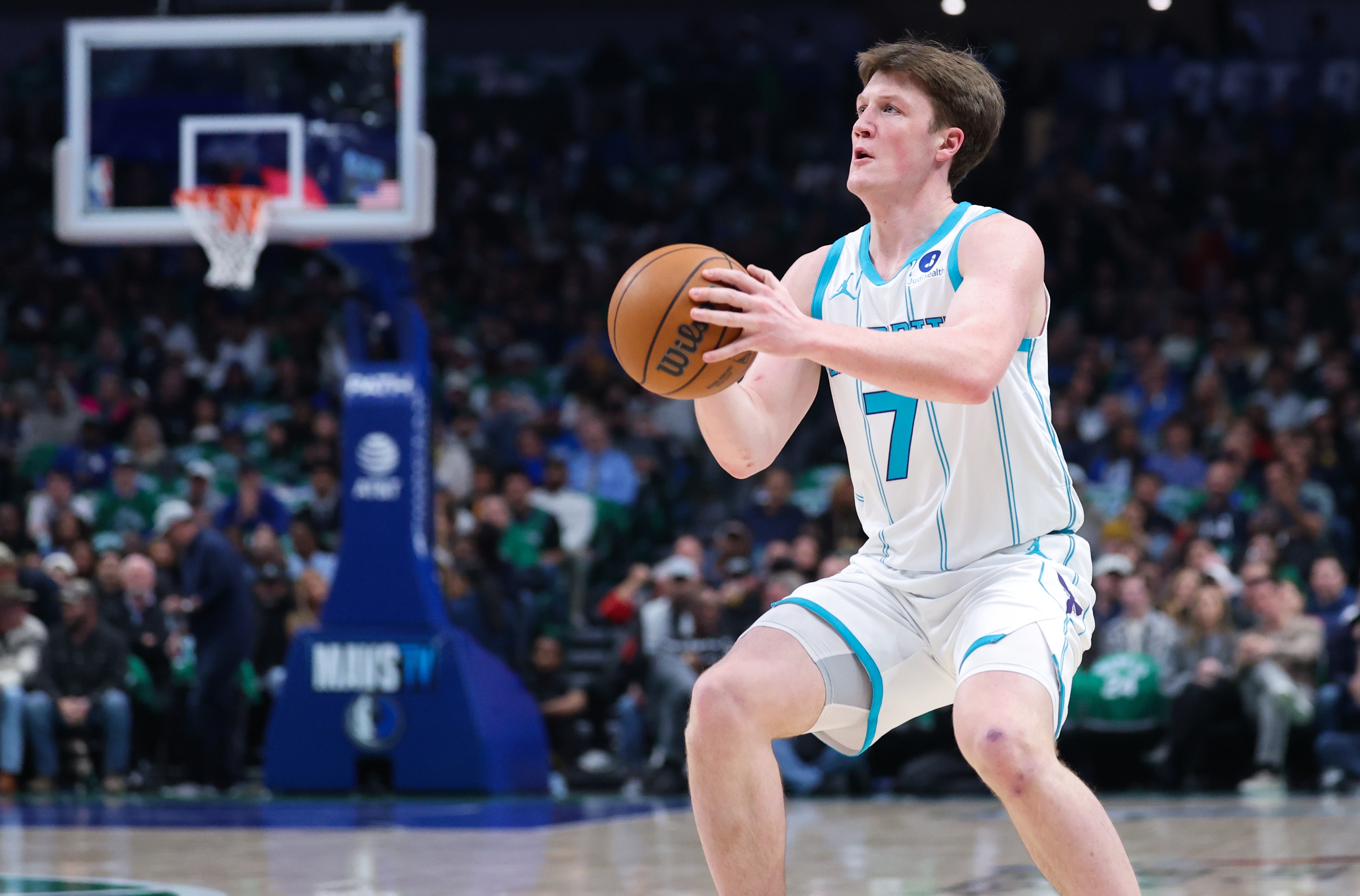 乐鱼电竞官网-调整能力极强！克尼佩尔第三节6中5&amp;三分4中3轰17分 上半场仅2分