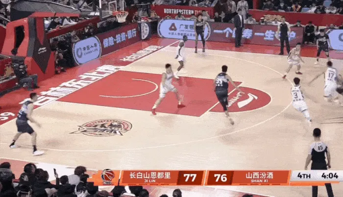 乐鱼电竞官网-姜伟泽面对4人包夹，强硬突破跳投拿下2分