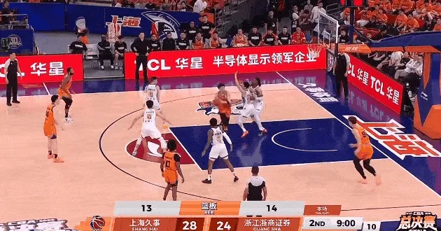 乐鱼app-王哲林第一节扣篮被篮框封盖，第二节双手暴扣被犯规拦下
